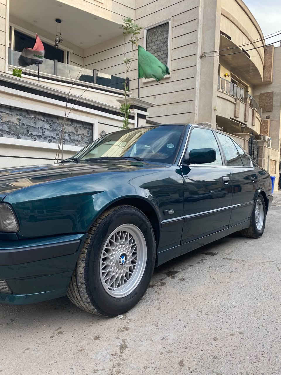 السلام عليكم BMW ٥٢٥ مسكر عدله موديل ١٩٩١
رقم بغداد انكليزي لون زيتوني 
بسمي
بجم عريض

كشنات جلد كهرباء  مري كهرباء اسلايت شغال تبريد ثلج ويل خليه تخم تاير جديد كير ومحرك خير من الله سياره مكفوله من الضربه صبغ عام للجماليه سياره جديده تجي وتشوف ابعينك العنوان بغداد  الجديده *********** سعر٧٨ بيهه مجال
