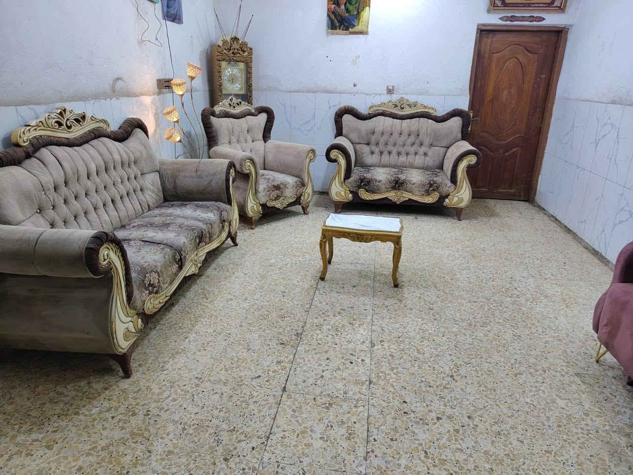 تخم 6 مقاعد نظيف
بدون اي ضرر سعره 165 وبي مجال مكان البياع 
اكو توصيل ب واتساب 
***********
