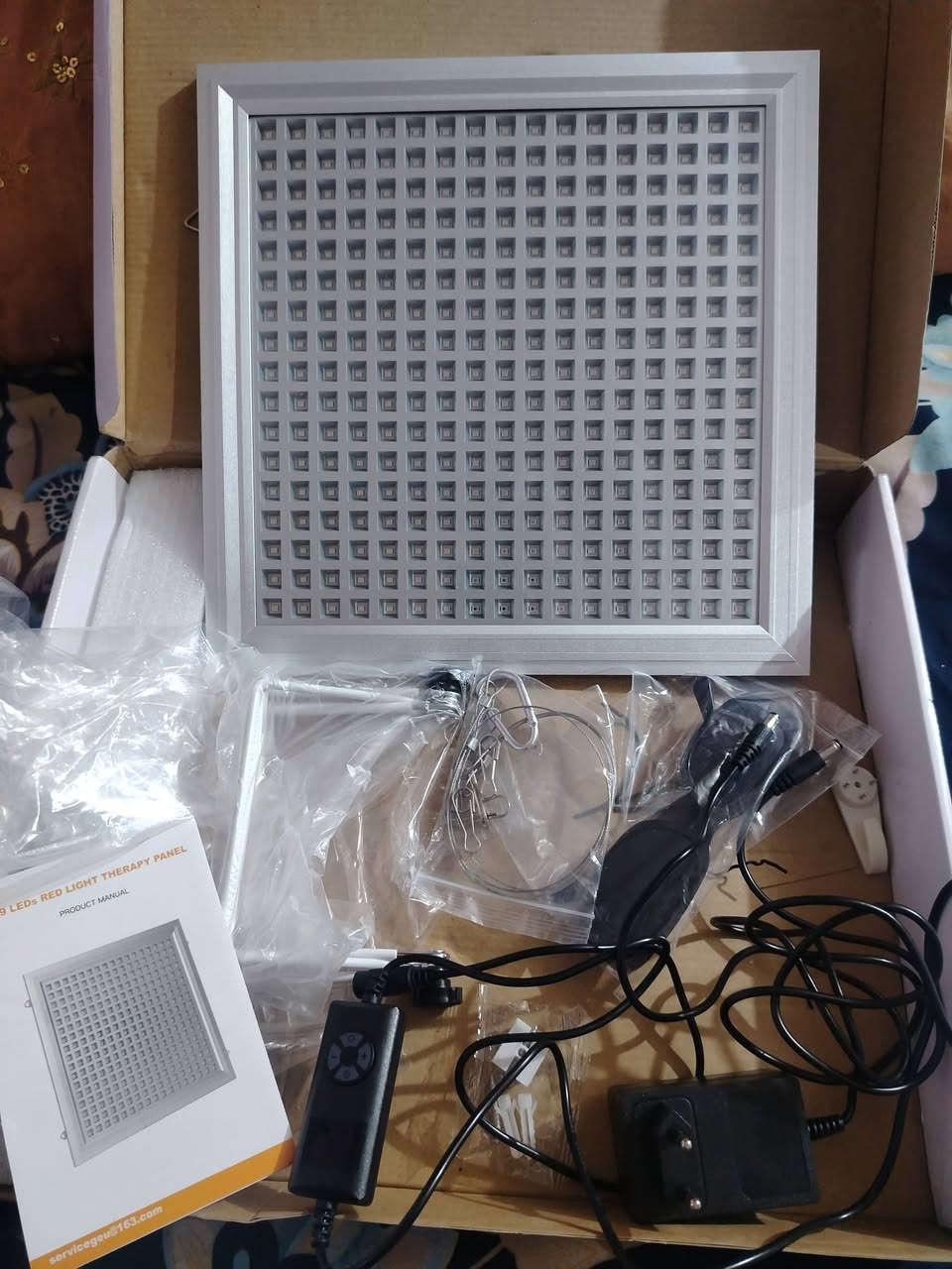 لوحة علاج بالضوء الأحمر والأشعة تحت الحمراء (289 LEDs Red Light Therapy Panel) والتي تُستخدم عادةً لأغراض العناية بالبشرة، المساعدة على الاسترخاء، وتخفيف آلام العضلات والمفاصل (بأطوال موجية شائعة مثل 660 نانومتر و850 نانومتر).وصف الجهاز: لوحة مربعة الشكل تحتوي على مصفوفة من صمامات الإضاءة الثنائية (LED) المصممة لتسليط الأطوال الموجية العلاجية على الجلد أو الجسم.الاستخدامات الشائعة: تُستعمل جلساً لتحسين مظهر الجلد، وتقليل علامات التقدم في السن، والمساعدة في التعافي العضلي وتخفيف التيبس أو الآلام الخفيفة.
اطي بي سعر
الاستفسار خاص او واتساب ***********
