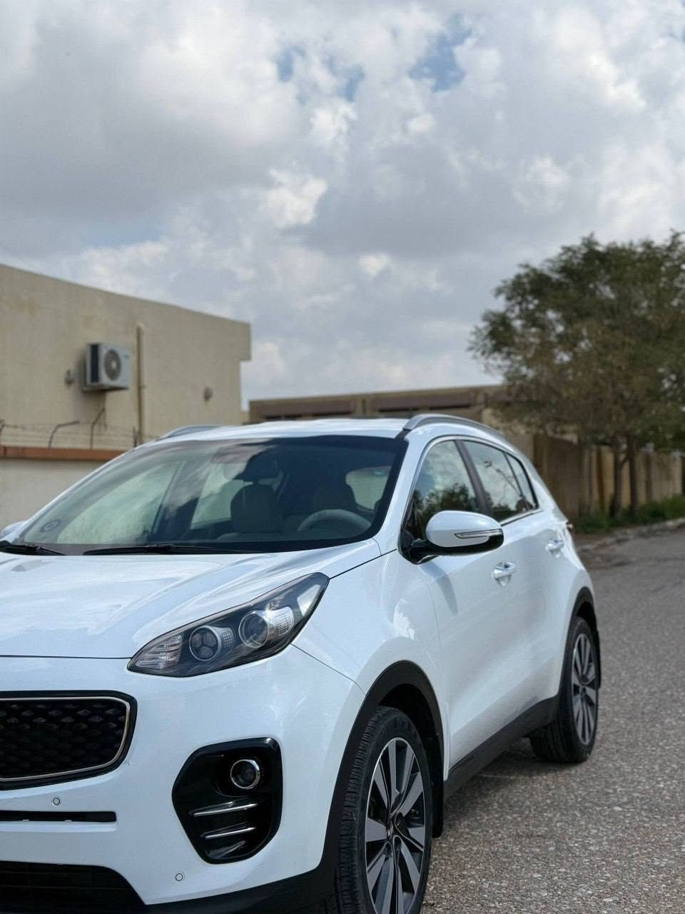 سبورتج ٢٠١٧ كفالة من الصبغ حتى الدعاميات
كير ومحرك وتبريد وصدر كله شرط

بيها بارد واضح بالسونار

مواصفات نص فول

محرك 2000 دوش

حساسات أمامي وخلفي

تبريد قطعتين

تحكمات ومودات درايف

مانع تزحلق

كاميرا خلفية

ويل ١٩

سعرها ١٧٠ ورقة ويرهم مراوس بسيارة أقل حسب القناعة

رقم الهاتف ***********

مكاني بغداد
