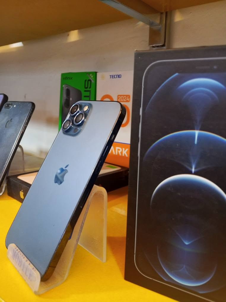 ايفون 12برو ماكس ذاكرة 256 وبطاريه 85جهاز نظيف لون نيلي المميزه وكارتون وياه ***********الناصريه قرب المدينه المائيه ناصرية, ذي قار
