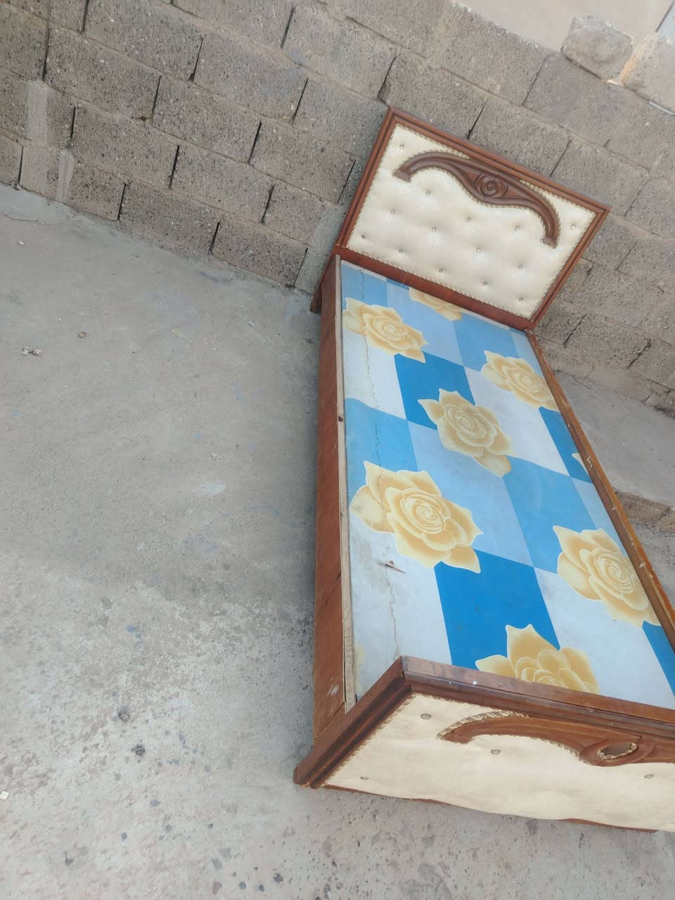 تخت للبيع ابو النفر نضيف وجديد العنوان موصل حي سومر مقابل ساحه الغاز الرقم ***********السعر 75وبي مجال
