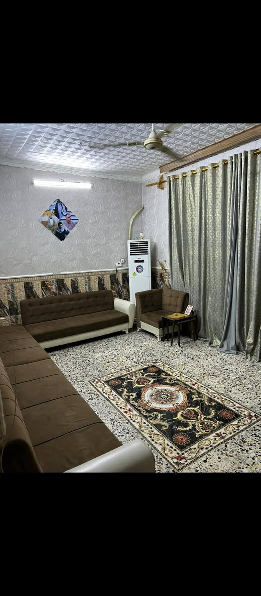 سلام عليكم بيت مساحته 150متر كامل البيت غرفتين واستقبال وحولي ومطبخ وترك اثنين صحيات خارجي وداخلي والقاط الفوك هيكل 3غرف مع صحيات ***********
