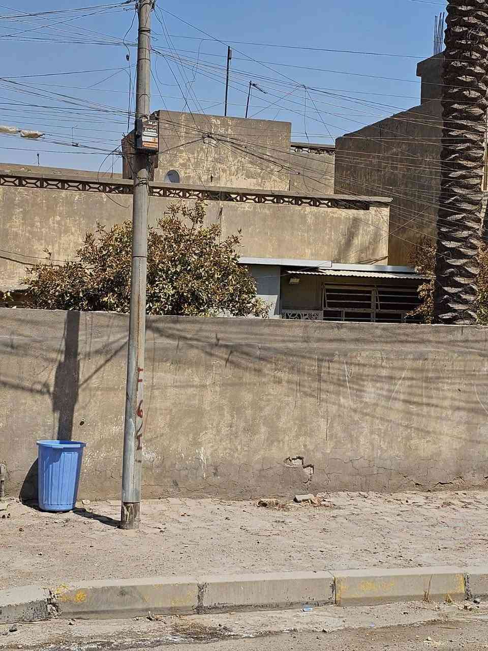 السلام عليكم 
 بيت 600متر موقع ممتاز مقابيله منتزه وشارع كلش عريض واجهة 20 متر ونزال 30 موقع حي البنوك @ استفسار على رقم ***********
