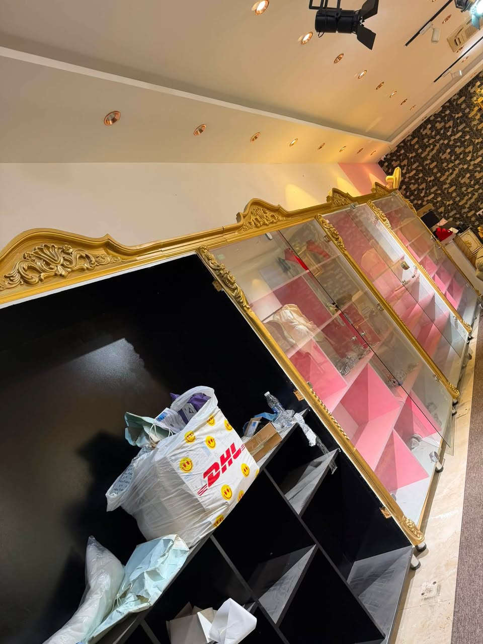 معرض ديكور رفوف / كوزمتك / مكياج / تحف / عطور / ابشي تريده يصير / للبيع تريده مع الجام او بدون الجام ***********
مكاني بصره طويسه
