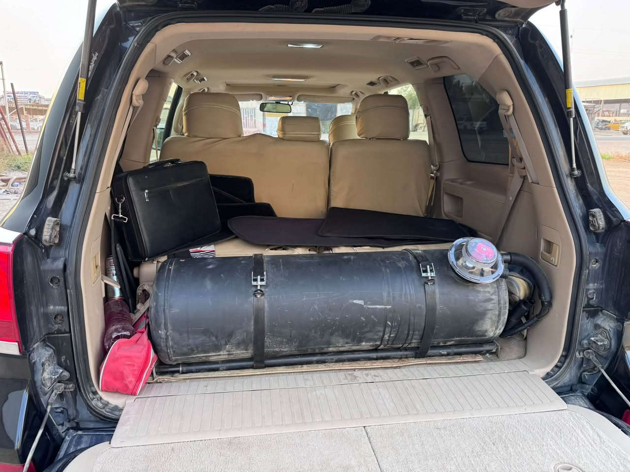 السلام عليكم
1.Land Cruiser
2./2013
3.فطيم جديده 
4.بيها منضومه غاز 
5.بيها جراد ب بنيد، و، جاملغ الايمن بارد فقط، 
6.6V
7.ماشيه 300الف 
العنوان واسط الزبيديه 
***********
