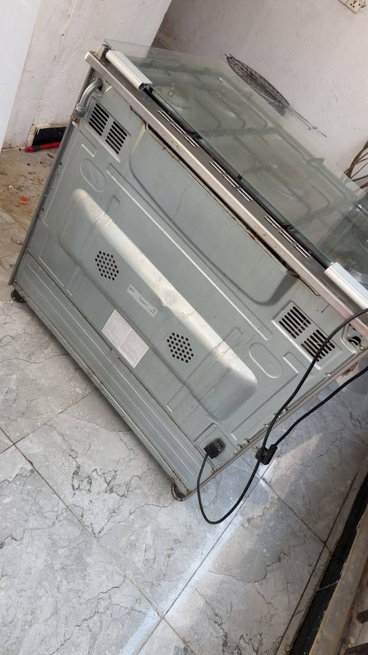 طباخ نضيف شغال كله الفرن فوك وجوه شغال مكانه  بغداد حي الجامعه ب 250
