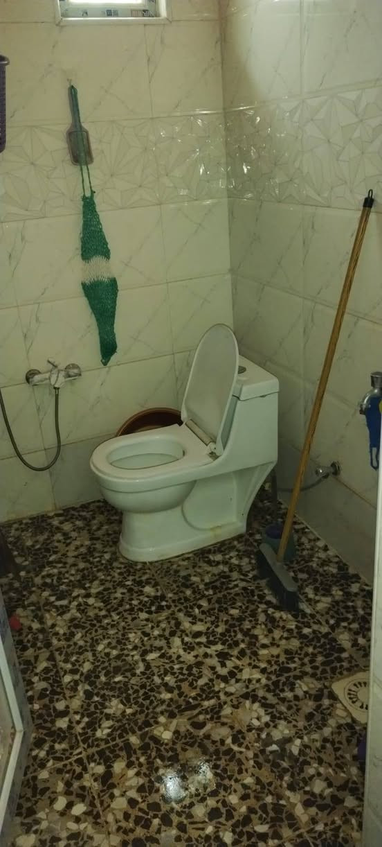 بيت مساحه100متر مربع  بناءحديث ومعه محل  ركن  شارع هدوء و طابو سند ٢٥ للاستفسار مع كافه الخدمات ***********
