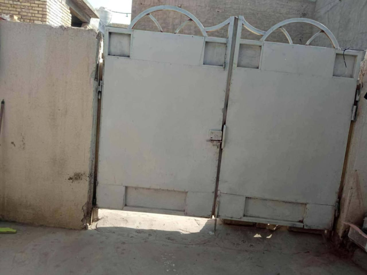 بيت للبيع مساحته 170مترقرب مدرسه زهور بابل الابتدائيه البيت يحتوي على استقبال وغرفه  وكلدور جبير ومطبخ وصحيات وساحه جبيره البيت ناصي عن الشارع تريده بيت او  تريده قطعه مكانه حلو وسعره (35 ) للاستفسار الاتصال على الرقم ***********
