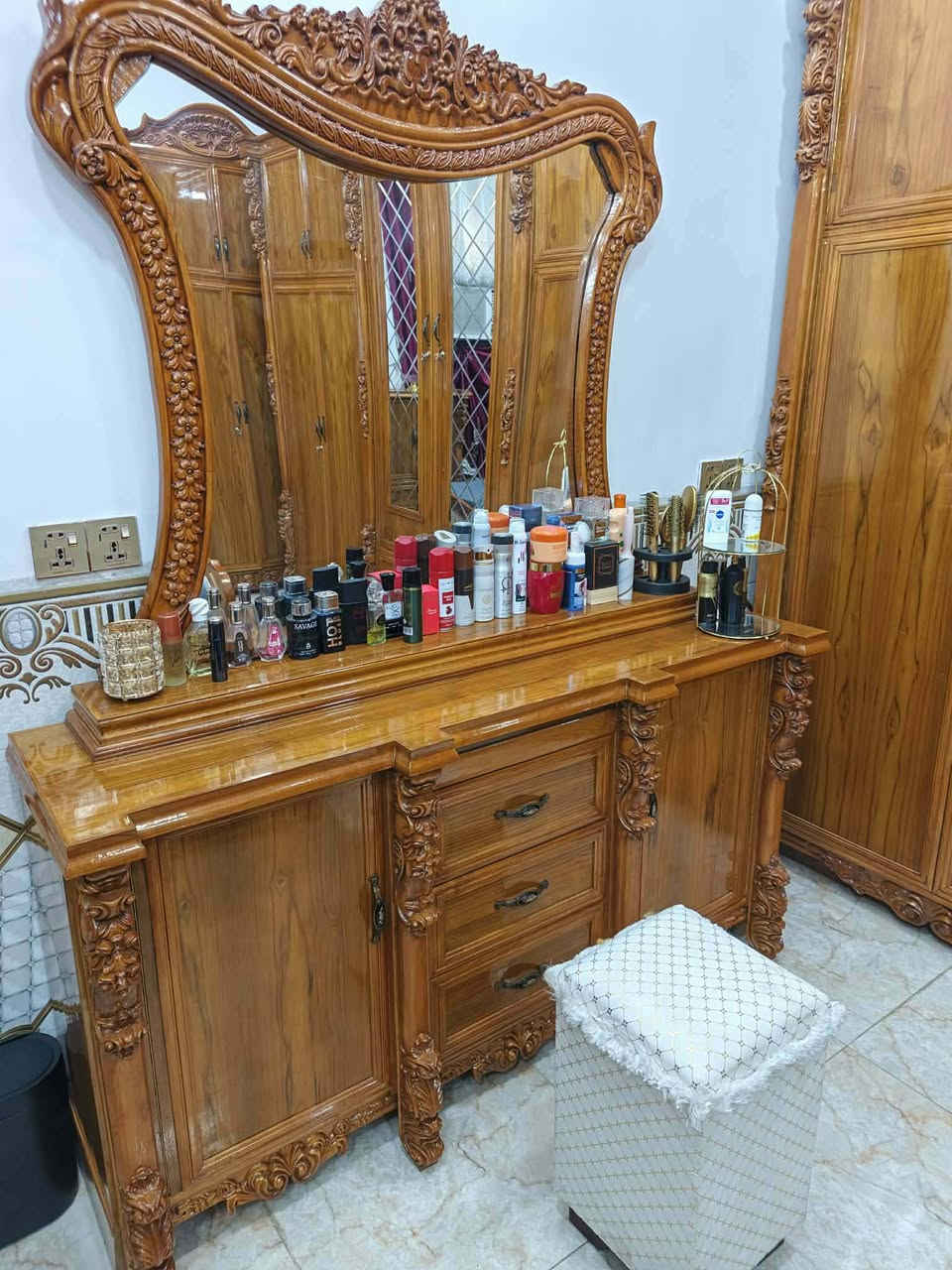 السلام عليكم غرفه صاج تفصل جديده نقش زان أصلي السعر ٢٦٠٠ لل ب ي ع المكان  الطارميه حي الفارس شارع السكلات خلف معارض حجي وليد  السيارات قرب جامع الصديق  للاستفسار خاص او ع رقم الهاتف***********    ؟***********
