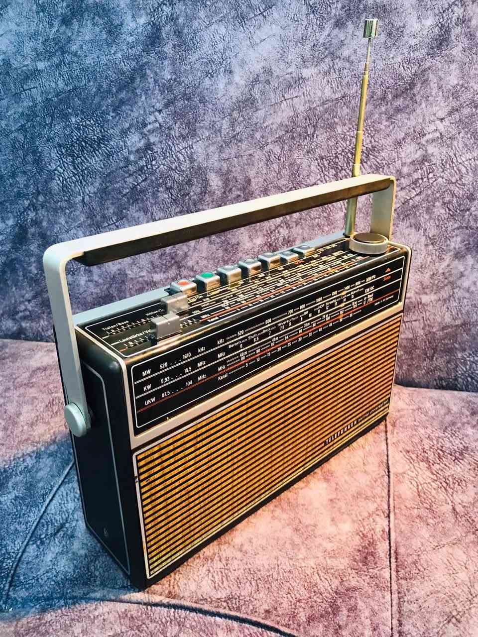 للبيع   📻
جهاز راديو من شركة تلفونكن 🇩🇪
MODEL-TELEFUNKEN - 501
الجهاز جديد جديد النظافة 100 %
صناعة الجهاز المانيا 1975 🇩🇪
الموجات FM / MW / LW / KW + AFC🎼
كهرباء 200 V + بطاريات عدد 6 وسط 
عرض 28 سم  رتفاع  17  سم 
قطعة جداً جداً راقية بسحب وصوت النقي
للاستفسار اكثر مراسلة الصفحة 
وات ساب *********** اتصال ☎️
