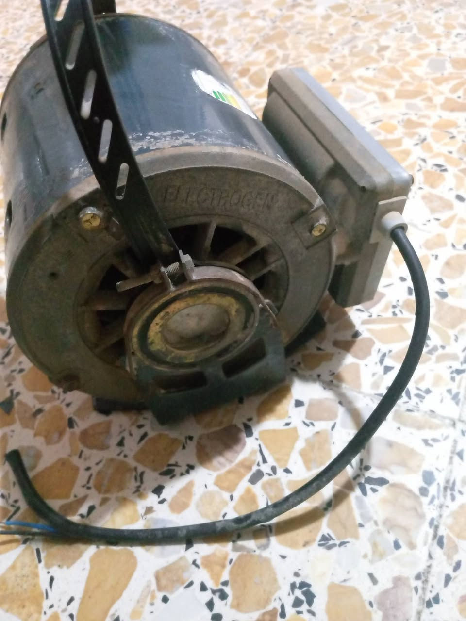 ماطور مبردة البرفاب حجم الجبير الأصلي سرعتين نحاس ايراني اخو الجديد نظيف كلش  السعر 40 نهايته  حي الجامعه مكاني ***********
