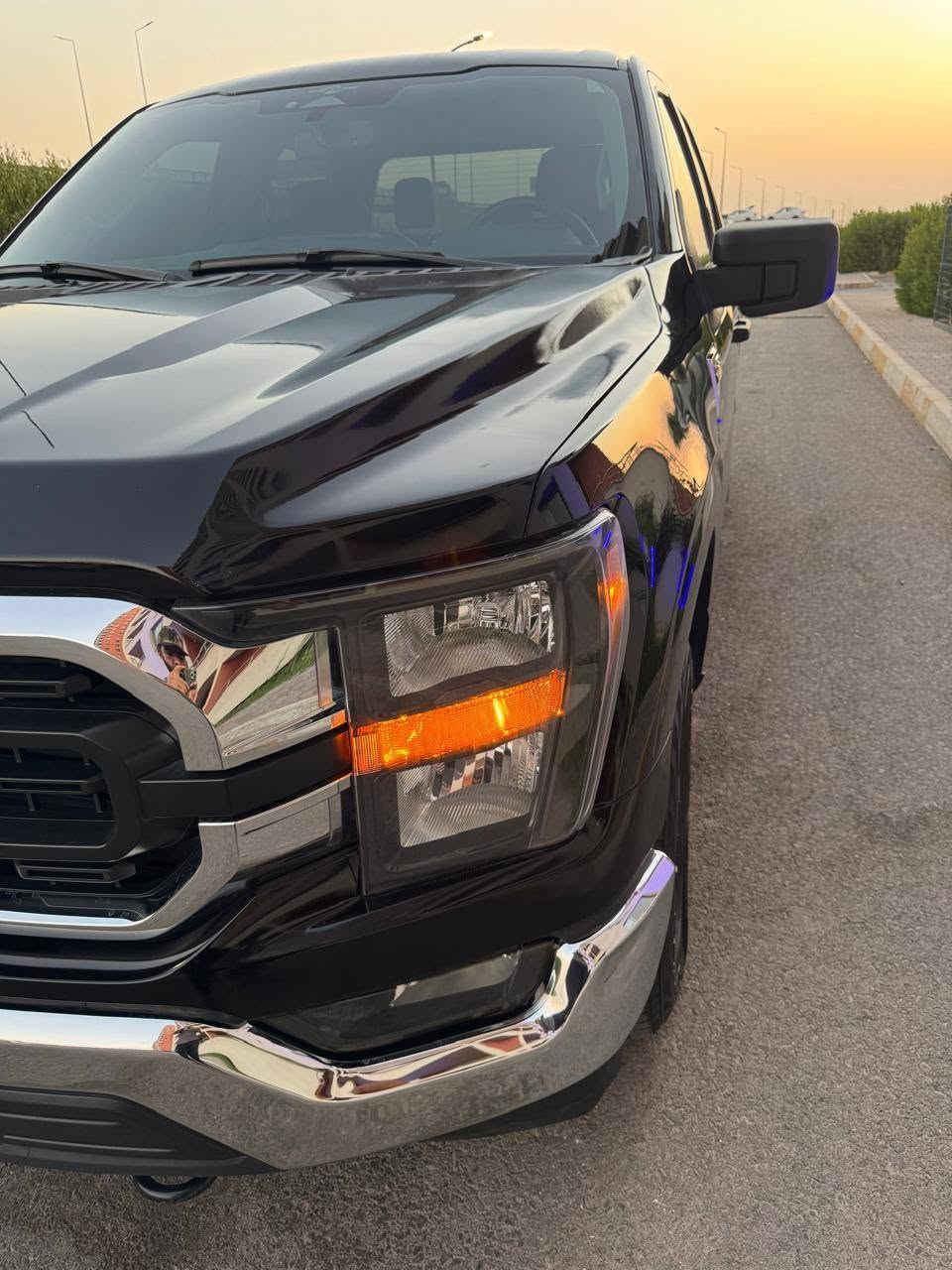 🔥 للبيع: فورد F-150 موديل 2023 - بحالة ممتازة وقفة هيبة 🔥
📌 التفاصيل العامة:
النوع: فورد اف 150 (Ford F-150)  
الموديل: 2023
اللون: أسود ملكي  
نوع الكابينة: غمارتين (SuperCrew)  
نظام الدفع: 4x4 (دفع رباعي)  
🛠️ حالة البودي والضمان:
الحادث: تبديل (باب + جاملخ) بلادي نفس اللون بدون صبغ.
الدواخل: مكفولة 100% (بدون دواخل أو تعديل بالمقصورة).
الأيرباك: سليمة بالكامل بشرط الفحص (بدون أيرباك طاق).
الجاهزية: السيارة جاهزة من كل شيء، محرك وقير وبودي بحالة ممتازة جداً.  
✨ المواصفات والكماليات:
حزمة الكروم الخارجية (شبك أمامي ودعاميات كروم).  
ويل ألمنيوم بلادي + كشافات ضباب وحوامل سحب أمامية.  
شاشة لمس تعمل بنظام SYNC 4 مع دعم Apple CarPlay و Android Auto.
كاميرا خلفية، حساسات توقف، ومثبت سرعة.
وضعيات قيادة متعددة للمدينة والطرق الوعرة.
💰 السعر المطلوب: 270 ورقة ($27,000)
📍 الموقع: [اربيل]
📞 للتواصل والاستفسار: [‎***********] يتوفر واتساب
