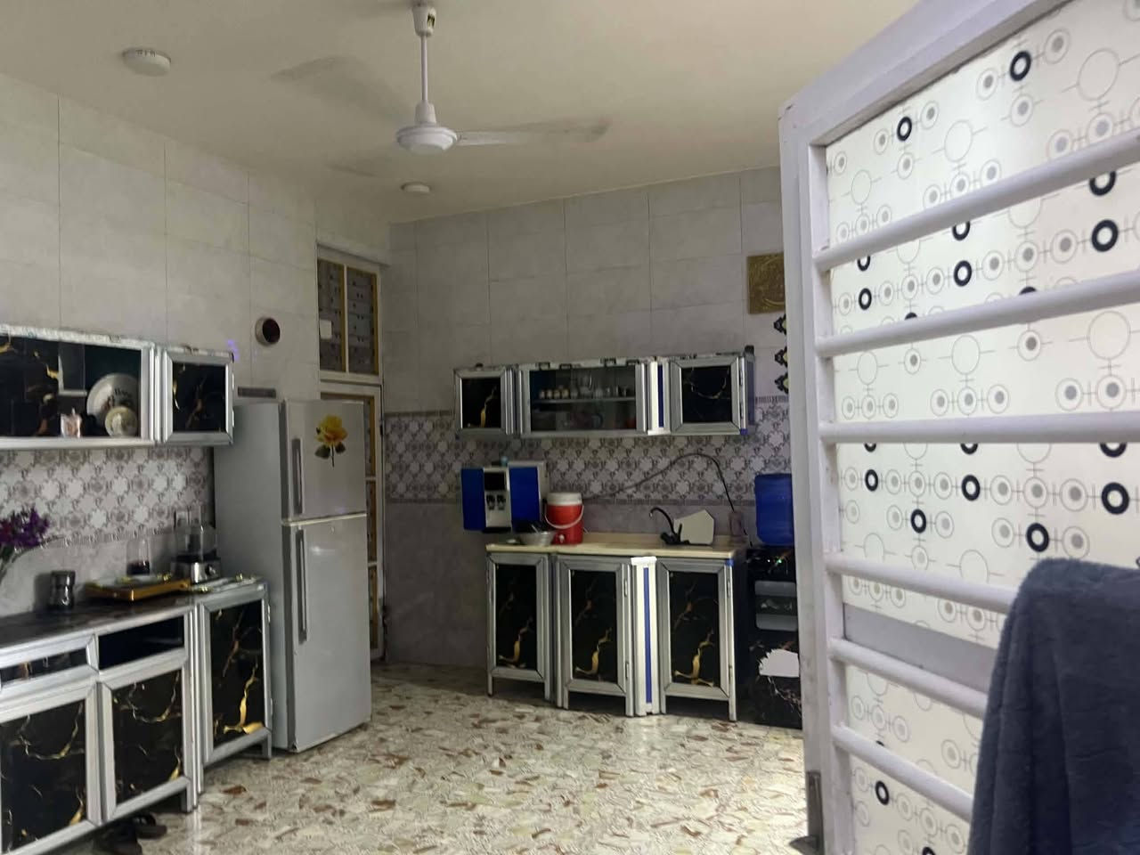 عرض 
بيت مساحه ٤٠٠ متر طابو زراعي سند ٢٥ بناء حديث 
 الموقع الحله العتايج عامود ٢٤ بدايت السياحي اول منطقه 
البيت ركن يبعد عن الشارع العام ٢٠٠ متر 
كافه الخدمات متوفره  مدارس ابتدائي ومتوسط مستوصف 
محتويات المنزل 
ثلاث غرف نوم 
استقبال 
صاله 
مطبخ حار وبارد 
مجمع صحيات 
كراج سيارات  كبير 
حديقه 
ممرات داير مداير البيت 
سياج حجر 
فقط نقص ترتيب الواجه  للعلم بناء حديث ٢٠٢٣ 
مناسب وبيع مستعجل 
للاستفسار اكثر الاتصال ***********
