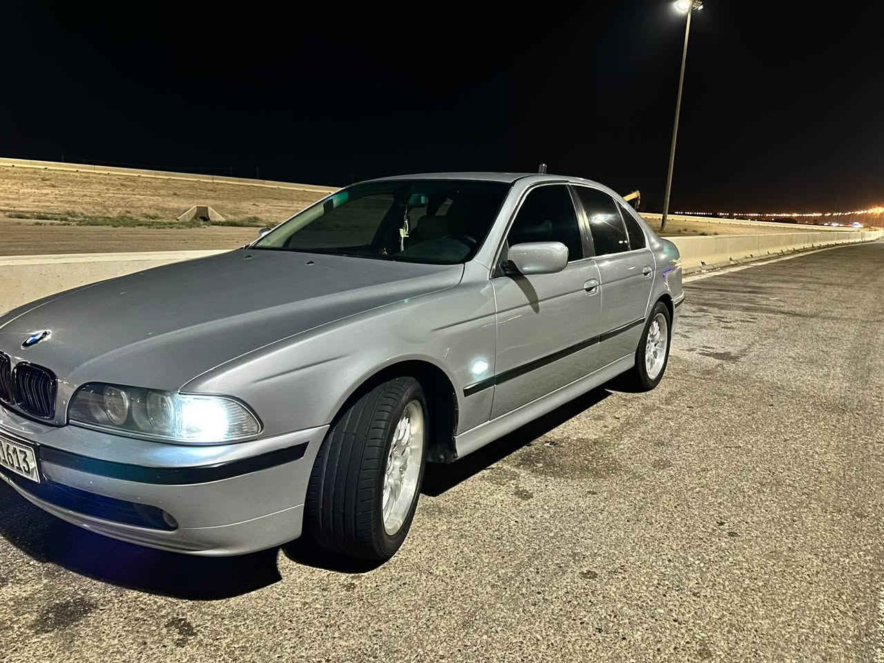 السلام عليكم للبيع 
BMW 528i الصقر 

محرك 6 سلندر 
كشنات جلد وكهرباء 
تبريد ثلج 
كير محرك كفاله 
تخم تاير 
لايت زنون 
السياره خير من الله مال جناي رقم أنبار تحويل ثاني يوم 
العنوان الرمادي ***********
