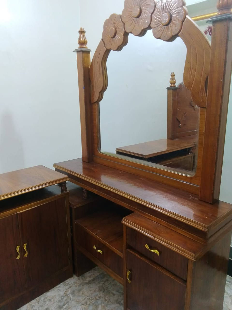 غرفه نوم جاهزه ومتتفوت صاج نجاره للبيع موجوده داخل السوق السعر 550 الليريدهه الاتصال على الرقم ***********
