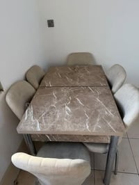 ميز طعام • مستعمل • خدوش بسيطة