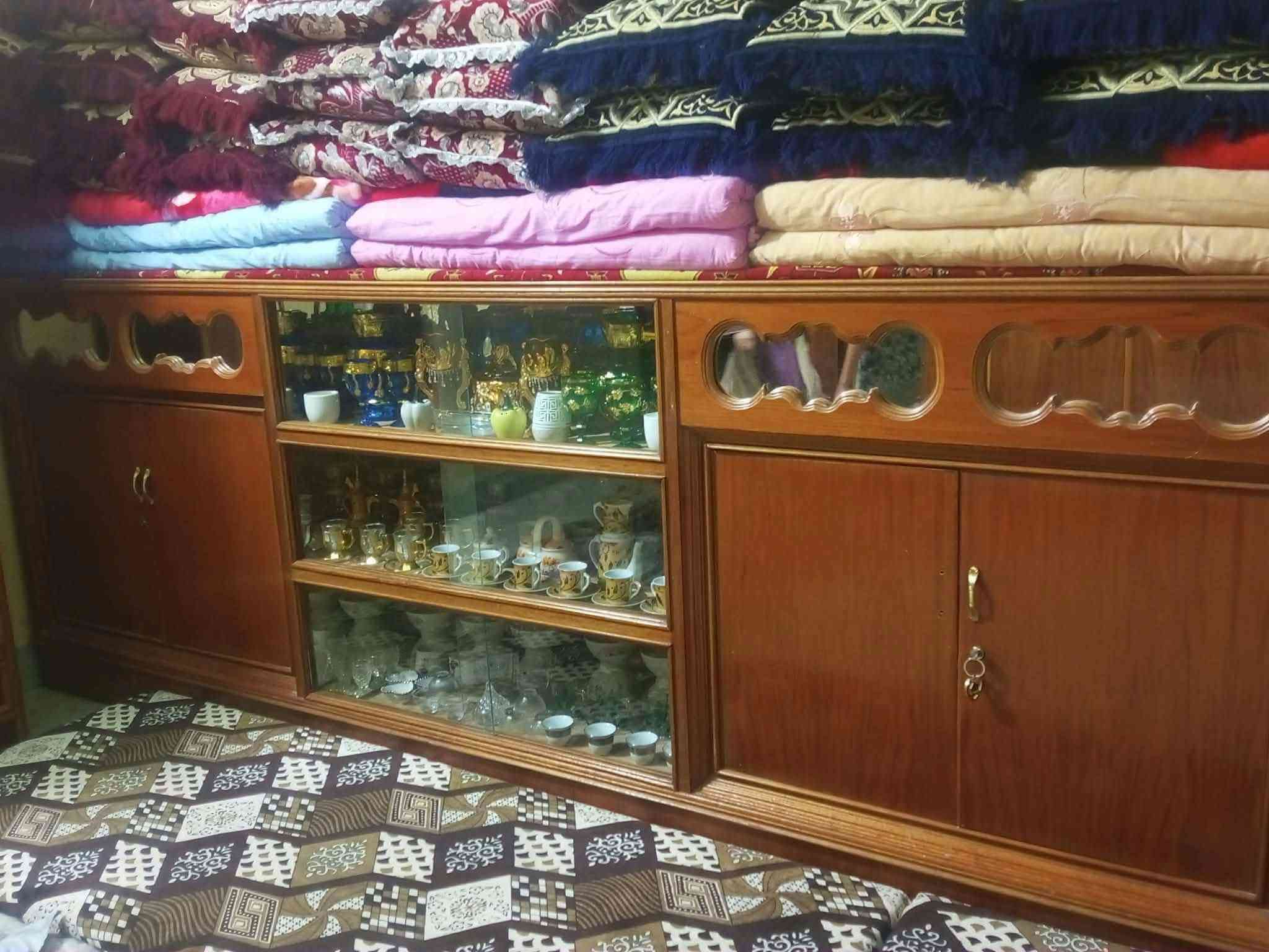 غرفة خشب • زولية ٤ب٤ • ستائر فيروزية
