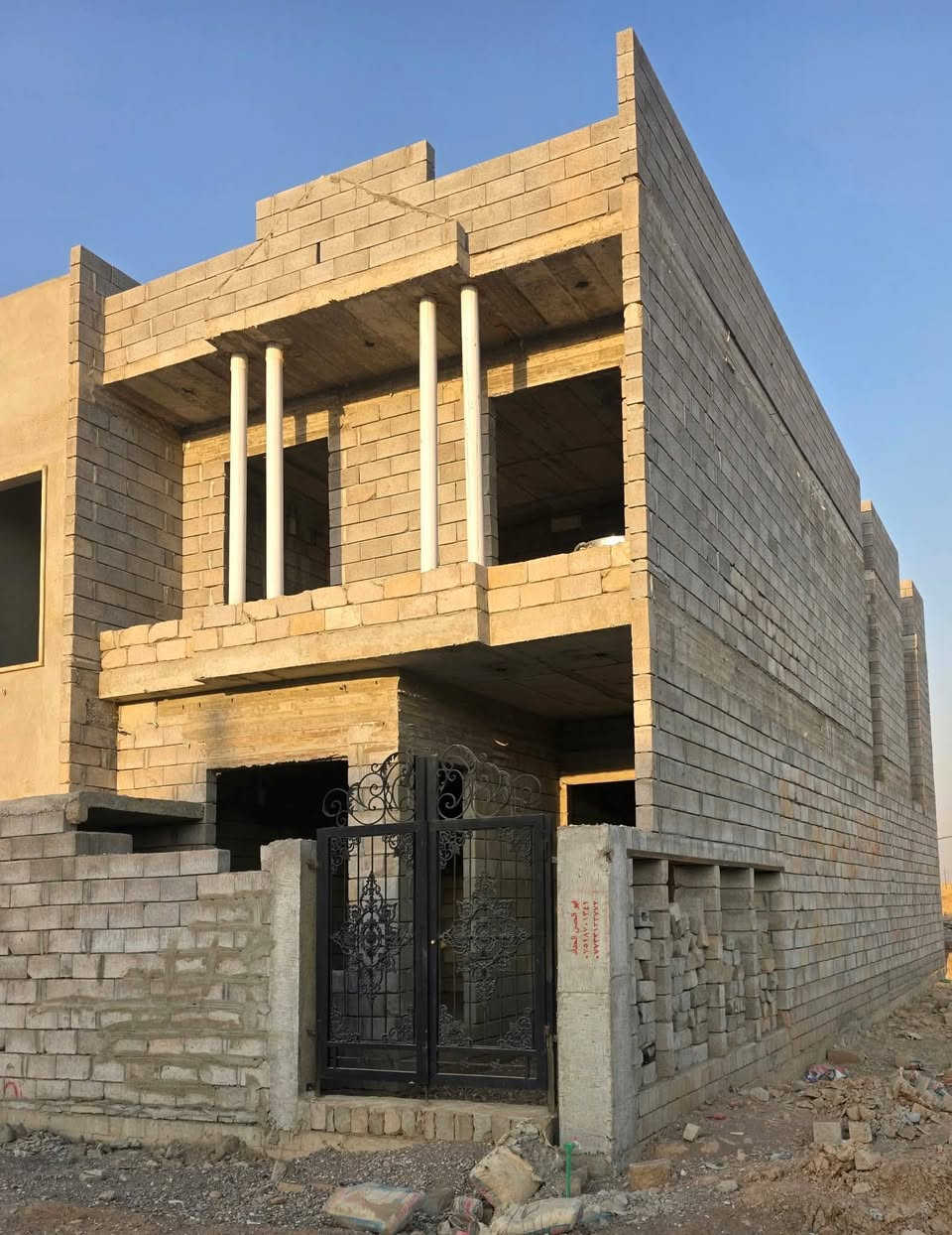 السلام عليكم 
🏠 هيكل للبيع مجاور هيما ستي الثانيه مقبل دائره الكهرباء
قرب جامع يوسف الصديق

📐 المساحة: 130 متر
📏 الواجهة: 6.50 متر عمق 20متر
خدمات ماء شارع
💰 زراعية سند 25
🔹 مكون من طابقين:
✅ الطابق الأرضي:غرفه هوال ستقبال مطبخ مع 2حمام
👌الطابق الثاني مكون 3غرفه حمامات عدد 2
كراج ستقبال مطبخ هوال غرفه مع سويد صحيات
نضام دكت نظام سبالت
السعر70ميلون وبي مجال
