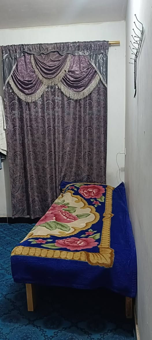 (سكن مشترك طلاب او موظفين)
شقة  في شارع فلسطين حي المستنصرية مؤثثة (اجهزة تبريد سبلت مكيف مبردات مراوح ثلاجة غسالة طباخ تخم قنفات وسرير لكل نفر  ...الخ 
بالاظافة الى خط سحب وانترنيت .
الايجار للنفر الواحد 150 الف شامل اجور النت والسحب
***********

