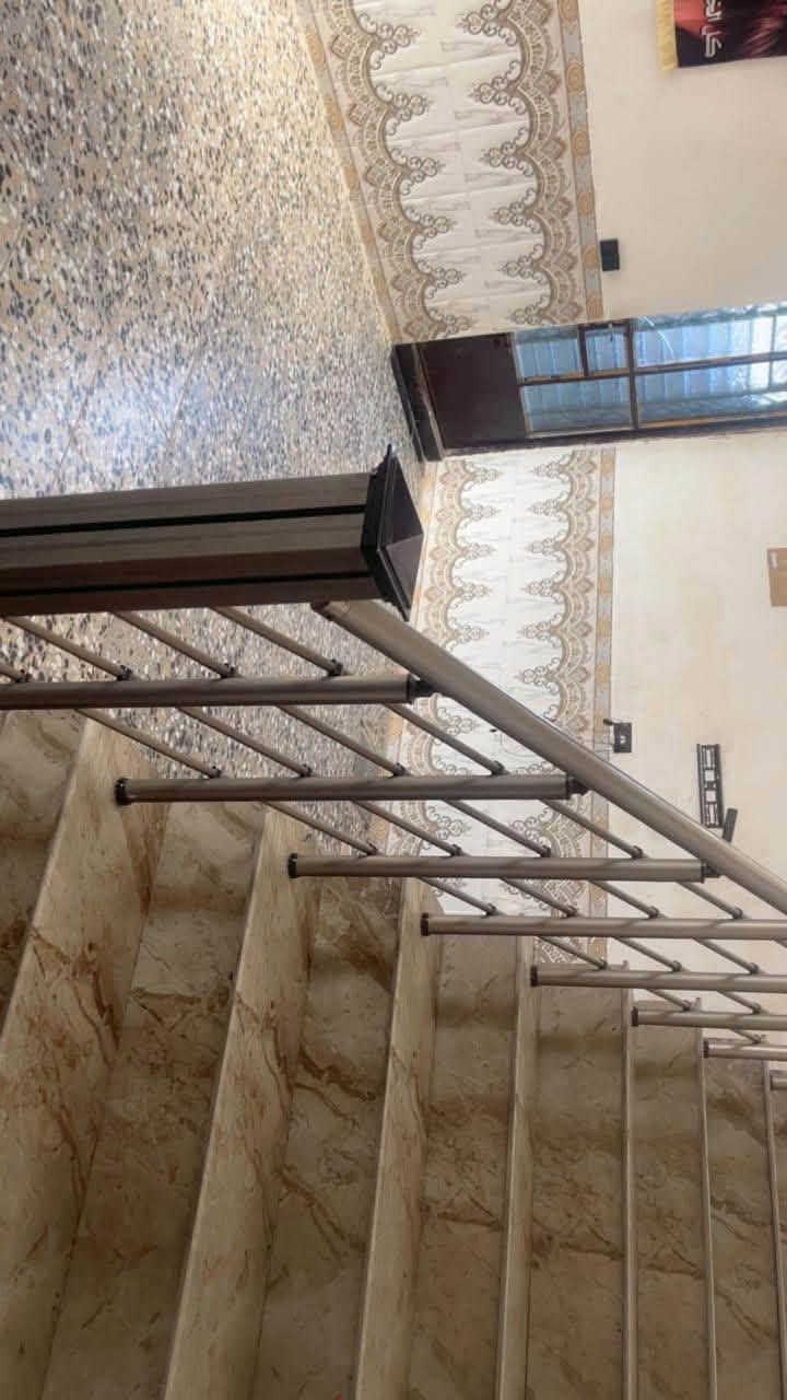 بيت طابقين 200 متر سند 25
6 غرف نوم مطبخ و استقبال و 2 حمام و صحيات خارجيه كمل خدامت و داخل بل جدول مال تبليط 
السعر 265 وبي مجال ***********
الزعفرانيه بضهر معمل الغاز
