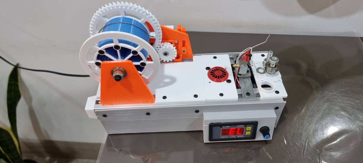 ماكينة صنع خيوط الطابعة ثلاثية الأبعاد (Filament Extruder / Winder)، والتي تُستخدم خصيصاً لإعادة تدوير الزجاجات البلاستيكية (مثل زجاجات PET) وتحويلها إلى خيوط بلاستيكية قابلة للاستخدام في الطابعات ثلاثية الأبعاد. [1, 2]
خصائص الآلة:

الوظيفة: سحب ولف وتصنيع خيوط الـ PET من النفايات البلاستيكية لتقليل تكلفة مواد الطباعة.

التصميم: تحتوي على هيكل من الألومنيوم، أجزاء مطبوعة بتقنية 3D (تروس وحامل البكرة)، وحدة تحكم رقمية وشاشة عرض لدرجة الحرارة أو السرعة.

الاستخدام: شائعة بين هواة الأعمال اليدوية ومشاريع إعادة التدوير المنزلية. [1, 2, 3, 4, 5]

ماكينة صنع خيوط الطابعة ثلاثية الأبعاد (Filament Extruder / Winder)، والتي تُستخدم خصيصاً لإعادة تدوير الزجاجات البلاستيكية (مثل زجاجات PET) وتحويلها إلى خيوط بلاستيكية قابلة للاستخدام في الطابعات ثلاثية الأبعاد. 
شغال والفديو موجود جديد ما مستخدم بس بيها هذا فطر بالبلاستك وما مأثر السعر ٨٥ 
***********
