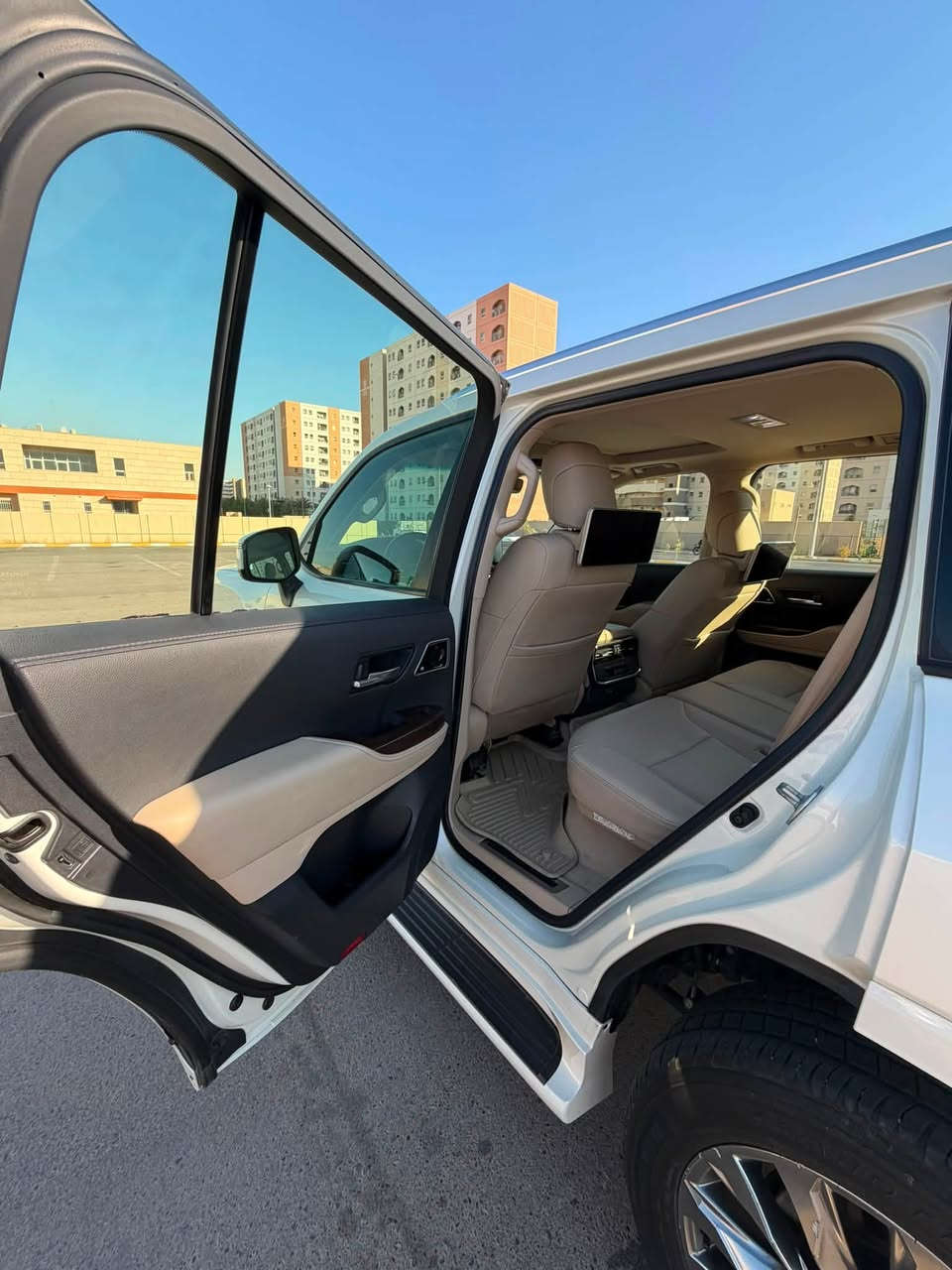 🔥🔥 للبيع لاندكروزر GXR توين تيربو موديل 2022 🔥🔥

🚘 Toyota Land Cruiser GXR Twin Turbo – 2022

💰 السعر: 62,500$
🛣️ الممشى: 73,000 كم
⚙️ المحرك: V6 Twin Turbo
🔧 السعة: 3.5 لتر
⚡ القوة: 409 حصان
💨 العزم: 650 نيوتن متر
⚙️ جير أوتوماتيك 10 سرعات
🚙 دفع رباعي 4WD
⛽ بنزين
👥 7 ركاب

🔥 المواصفات والتجهيزات:

• فئة GXR
• محرك 3.5 V6 Twin Turbo
• ناقل حركة أوتوماتيك 10 سرعات
• نظام دفع رباعي
• دبل خفيف وثقيل
• قفل دفرنس خلفي
• أنظمة قيادة متعددة
• نظام التحكم بالنزول من المنحدرات
• نظام المساعدة على صعود المرتفعات
• نظام التحكم بالجر والثبات الإلكتروني

🛋️ الداخلية:

• داخلية جلد
• مقاعد أمامية كهربائية
• تبريد وتسخين للمقاعد حسب التجهيز
• تحكم كهربائي بمقعد السائق
• دركسون جلد متعدد الوظائف
• أزرار تحكم بالصوت والهاتف
• تشغيل بصمة / Push Start
• دخول ذكي Smart Entry
• شاشة معلومات وترفيه وسطية
• Bluetooth
• USB
• شحن لاسلكي للهاتف
• مكيف أوتوماتيك
• تحكم مستقل بالمكيف
• مكيف خلفي
• فتحات تكييف للصفوف الخلفية
• مسند وسطي أمامي كبير
• حوامل أكواب
• ثلاجة / تبريد في الكونسول الوسطي

🎵 الترفيه والتقنية:

• شاشة وسطية كبيرة
• نظام صوتي
• Bluetooth
• USB
• Apple CarPlay / Android Auto حسب التجهيز
• كاميرا خلفية
• حساسات ركن
• شاشة معلومات للسائق
• تحكم بالمقود

💡 الإضاءة والمظهر الخارجي:

• أنوار LED
• إضاءة نهارية LED
• أنوار ضباب
• مرايا كهربائية
• مرايا قابلة للطي كهربائياً
• إشارات بالمرايا
• جنوط ألمنيوم
• فتحة سقف
• باب خلفي كهربائي
• زجاج كهربائي لجميع الأبواب
• زجاج خلفي مظلل
• حساسات ركن أمامية وخلفية

🛡️ أنظمة الأمان:

• ABS مانع انغلاق الفرامل
• EBD توزيع إلكتروني للفرامل
• نظام الثبات الإلكتروني
• نظام التحكم بالجر
• حساسات ضغط الإطارات
• وسائد هوائية
• نظام مراقبة النقطة العمياء حسب التجهيز
• تنبيه حركة المرور الخلفية حسب التجهيز
• مثبت سرعة
• أنظمة Toyota Safety Sense حسب مواصفات السيارة

📌 موديل 2022
📌 GXR Twin Turbo
📌 ممشى 73,000 كم
📌 السعر 62,500$

📞 للاستفسار ***********اوالتواصل يرجى مراسلة الخاص.
