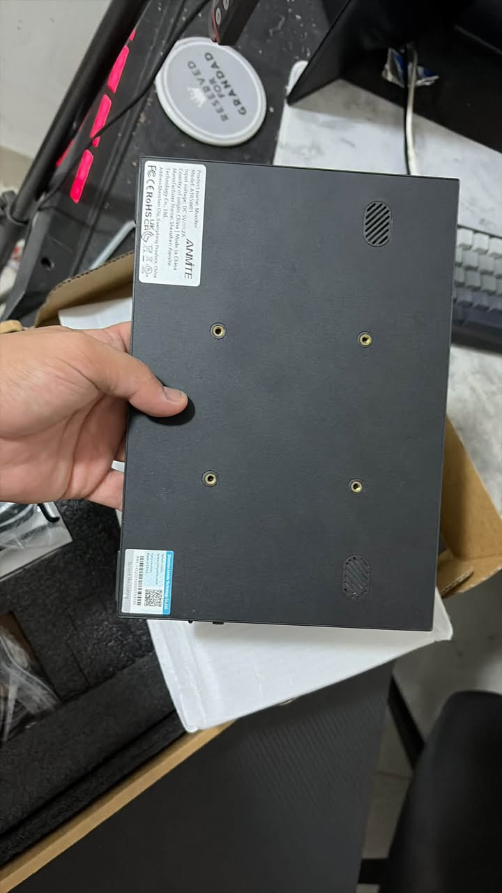شاشة محمولة portable monitor
الشاشة قياس ١٠.٥ انج يعني تقريبا حجم الايباد 
الشاشة بورتبل وتنربط على التلفون والحاسبة واللابتوب وبكل مكان تقريبا وتاخذ بور من الحاسبة 
فول hd 
الوانها حلوة
الشاشة جديدة 
وياها ستاند مالتها وكل كيبلاتها كاملة وبيها فتحات مال براغي الستاند 
سعرها ٦٥ الف 
مكاني بغداد البياع ومتوفر توصيل كل العراق 
وتساب ***********
