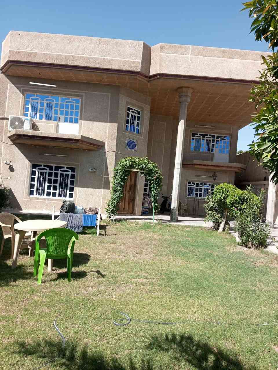 سلام عليكم البيت البيع طابقين الطابق الأول يحتوي على مطبخ استقبال صاله كبيره غرفة صحيات كامله و خارج البيت حديقه كبيره كراج كبير طرمه صحيات خارجيه و من ضمن البيت محل كبير على شارع و طابق الثاني يحتوي على ثلاثه غرف منام كاملة مساحة البيت 450 متر سعر البيت 360 مليون بي مجال انتصال على رقم موجود فقط ‏‪***********‬‏...
البيت زراعي مكان بغداد منطقة شاطىء التاجي.
