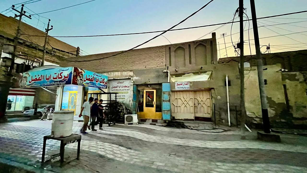 الدار للبيع قرب فلكة الدله مع المحلات 4 سوق الشيوخ 

—————————-
مساحة 330 يتكون 
طابقين 
استقبال 
صاله عدد 2 
غرف نوم عدد 4
مطبخ 
سطحيين سطح البيت مع صطح المحلات 
حمامات عدد 3 واحد خارجي وثنين داخليات 
مع صحيات عدد 2 خارجي وداخلي 
استفسار على الرقم ***********
#عقارات_سوق_الشيوخ
