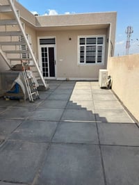 شقه للايجار طابق ثالث تحتوي على غرف نوم وصاله ومطبخ وخدمات العنوان حي ...