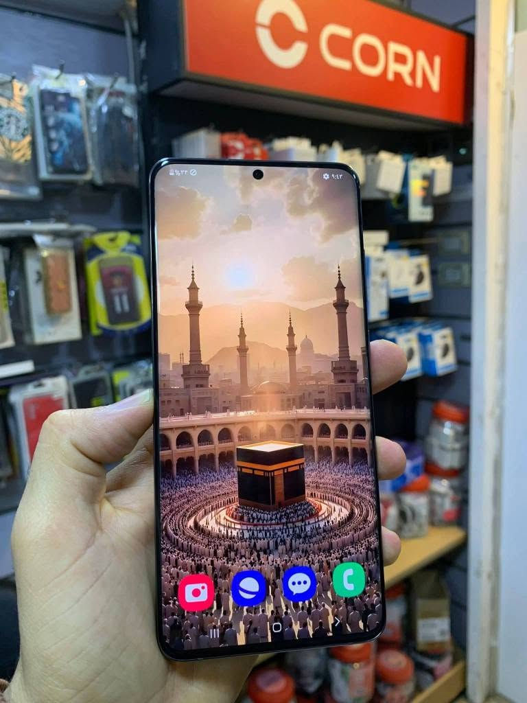 الجهاز الاصلي من سامسونج توفر 
s20 الترا
 الشاشة: Dynamic AMOLED 2X بمقاس 6.9 بوصة، بدقة QHD+ ومعدل تحديث 120Hz.
المعالج: Exynos 990 (لنسخة الشرق الأوسط) أو Snapdragon 865 (لأمريكا).
الكاميرا الخلفية (رباعية): أساسية 108 ميجابكسل + تقريب 48 ميجابكسل (زوم حتى 100x) + زاوية عريضة 12 ميجابكسل + عمق TOF 3D (تصوير فيديو 8K).
الكاميرا الأمامية: 40 ميجابكسل.
الذاكرة والتخزين: رام 12 أو 16 جيجابايت / مساحة 128 أو 512 جيجابايت (مع دعم كارت ذاكرة خارجي).
البطارية: 5000 مللي أمبير وتدعم الشحن السريع قدرة 45 واط والشحن اللاسلكي. 
السعر 340 الف
بغداد زيونه ربيعي قرب مجمع البركه 
*********** بغداد, العراق
