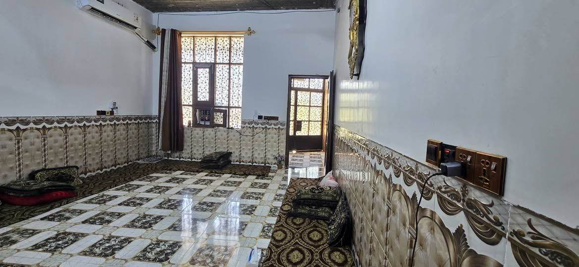 السلام عليكم
دار للبيع
بيت مساحة القطعه  272/متر مبني منها 184/متر
كله بناء جديد مال جناي يرهم لعائله كبيره ويرهم لعائله صغيره
غرفتين 5×4
مجمع 10×3
صحيات داخليه 2.5×2
مطبخ 7.5×4
هول 5.5×4
ربعه 7.5×4
كلدور 1.5×1.5
طارمه خلفيه 3×4
ترك 1متر خلفي
غرفتين فوگ طابق ثاني بس مسقفات بسندويج بدون لبخ مع بيتونه ملبوخه داخل خارج

صحيات خارجيه مع طارمه مع حديقه 3×6
صحيات داخليه مع كلدور مع المطبخ سيراميك للسقف والباقي عال 120سم
ارضيه سيراميك كل البيت
كهرباء خطين خط خفيف وخط ثقيل (ثري فيز )
تأسيس ماء مجاري متكامل

الخدمات
مجاري رئيسيه وفرعيه مال شارع بباب الحوش
ماء فول 24/ساعه يصعد بدون ماطور صيف شتاء
كهرباء المحوله تبعد 30/متر عن البيت
شارع تبليط
 
موقع البيت نهاية شارع المستشفى خلف متنزه دنيا المرح 

قريب عالسوگ قريب عالمدارس قريب عالمستشفى قريب على جميع دوائر بيجي
ابعد شي 15/دقيقه مشي على الاقدام
رسميات البيت مفتوح بي معامله مال تطويب وتقريبا كامله

للأستفسار الاتصال على الارقام

***********
***********
