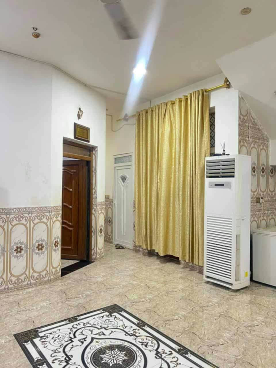 سلام عليكم بيت للبيع في حي الصديق ابو غريب
يحتوي ع استقبال وصاله 
ومطبخ واربع غرف نوم وحده بالطابق الارضي وثلاثه بالطابق الثاني 
ويحتوي ع ثنين مناور 
وحمامات ثنين * واحد مشترك 
والكاشي بورسلين 
قريب ع المدارس الصينيه 
وقريب ع الشارع العام الرئيسي 
عنوان البيت 
حي الصديق شارع ٢٠ قرب جامع النور 
للتواصل او الاستفسار ع هذا الرقم
***********
