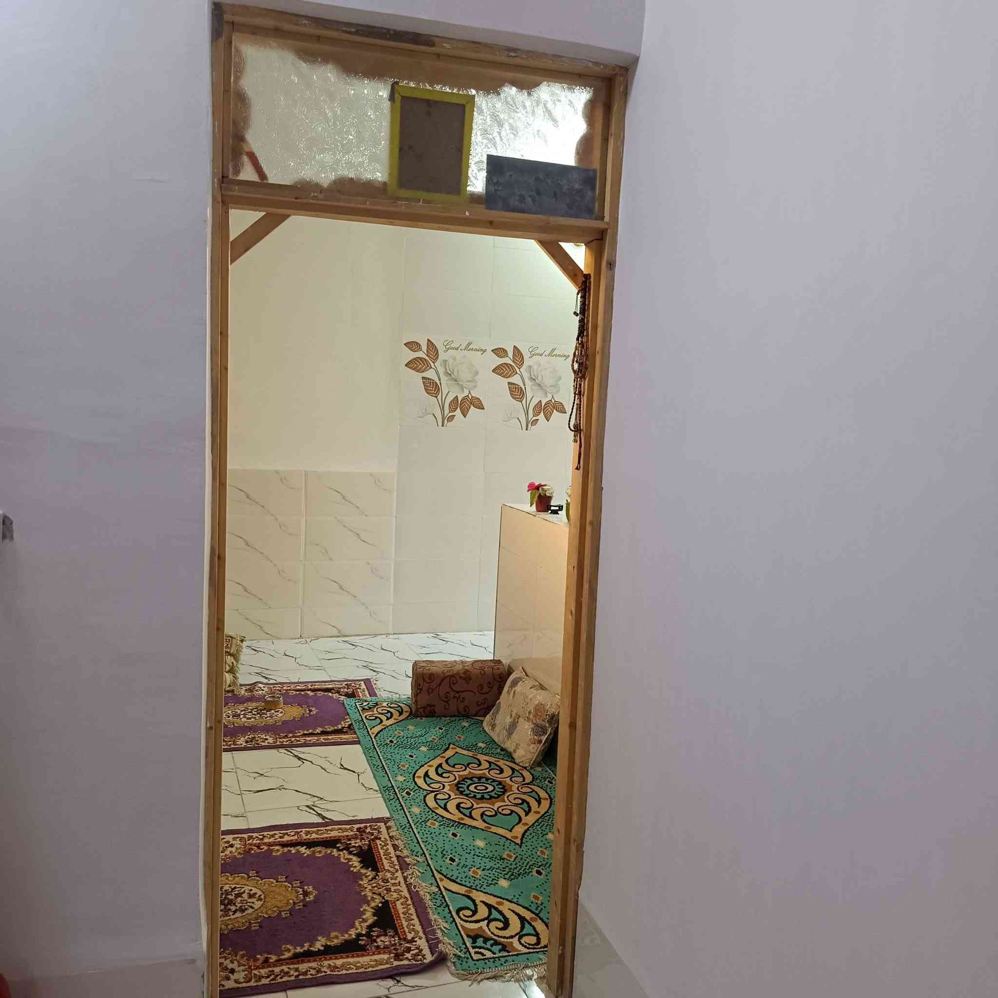السلام عليكم  بيت 100مربع شارع المطار القديم قرب اسواق السفير بشارع المام الحجه***********
