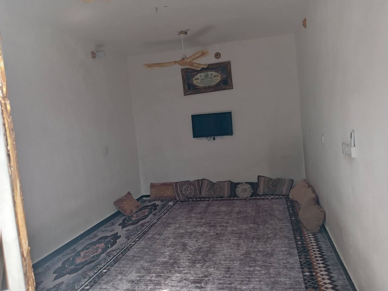 سلام عليكم بيت طابق ونص مساحته 160متر موقعه حيطارق الوصط بين القديم ولوصط بنص قرب سنتر حيطارق بيت يحتوي ٣غرف وصاله جبيره ومطبغ ومنورين واستقبال وحمام وصحيات تاخلي وخارجي وتواليت ولكراج البيت بناه جديده حديث طابوك جمهوري لبيت رفت مجاري تبليط لفرع ورصيف ومقرنص مي خطين لبيت صاير عله شارعين تبليط الوصط والقديم سعر95وبي مجال ***********
