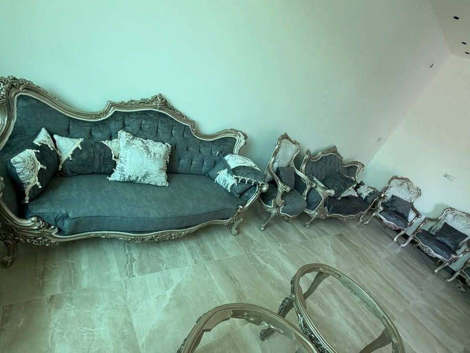 2 تخم مصري قنفات كل تخم 10 مقعد مع طاوله كبيره
مامستخدم ابد جديد ال 2 تخم بسعر تخم واحد التخم سعره الواحد 1،500 مليون  اذا 2 تخم بسعر 3،000،000 مليون بسعر تخم واحد خشب زان المصري الطرحه او الاسفنج سوفت 
للستفسار ***********
