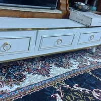 من رخصت الادمن للبيع ميز تلفزيون نظيف جدا قياس ١٨٠ سم سعره ٥٠ مكانه بغ...