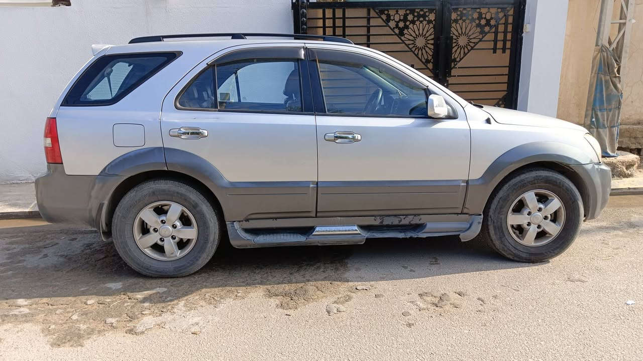 سورينتو 2009 خليجي 7 راكب فول مواصفات فئة EX مكفولة من الضربة ومن الصبغ عدا الدعاميات
‏رقم كركوك انگليزي تتحول بكل المحافظات السيارة بأسمي تحويل ثاني يوم 
‏محرك 6 سلندر 3300 / فور ويل / تحكمات ستيرن / كرسي السائق كهربائي/ فتحة سقف / تبريد + تدفئة شغال / مري شفط 
‏السعر /  105
‏مكان السيارة الفلوجة ***********
