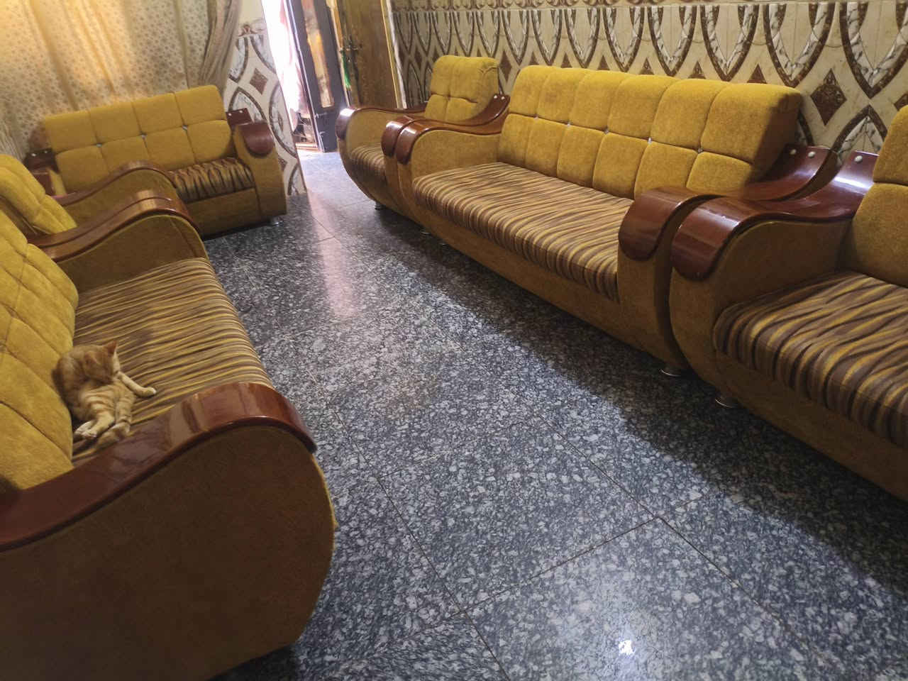 السلام عليكم ديوان قنفات للبيع  سعر 450 وبيها مجال المكان كربلاء الحسينيه  تواصل على هذا الرقم بي واتساب***********
