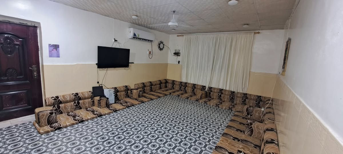 سلام عليكم 
بيت للبيع  في (حي الجمعيه نهايه شارع عشرين وشارع القطعه) شارعه 8 مساحة 130م طابقين الطابق الأول غرف ومطبخ وحمام ومخزن تحت الدرج وطارمه واسعه وصحيات خارجيه الطابق الثاني غرفتين وحمام 
السعر 165 للاستفسار ***********
