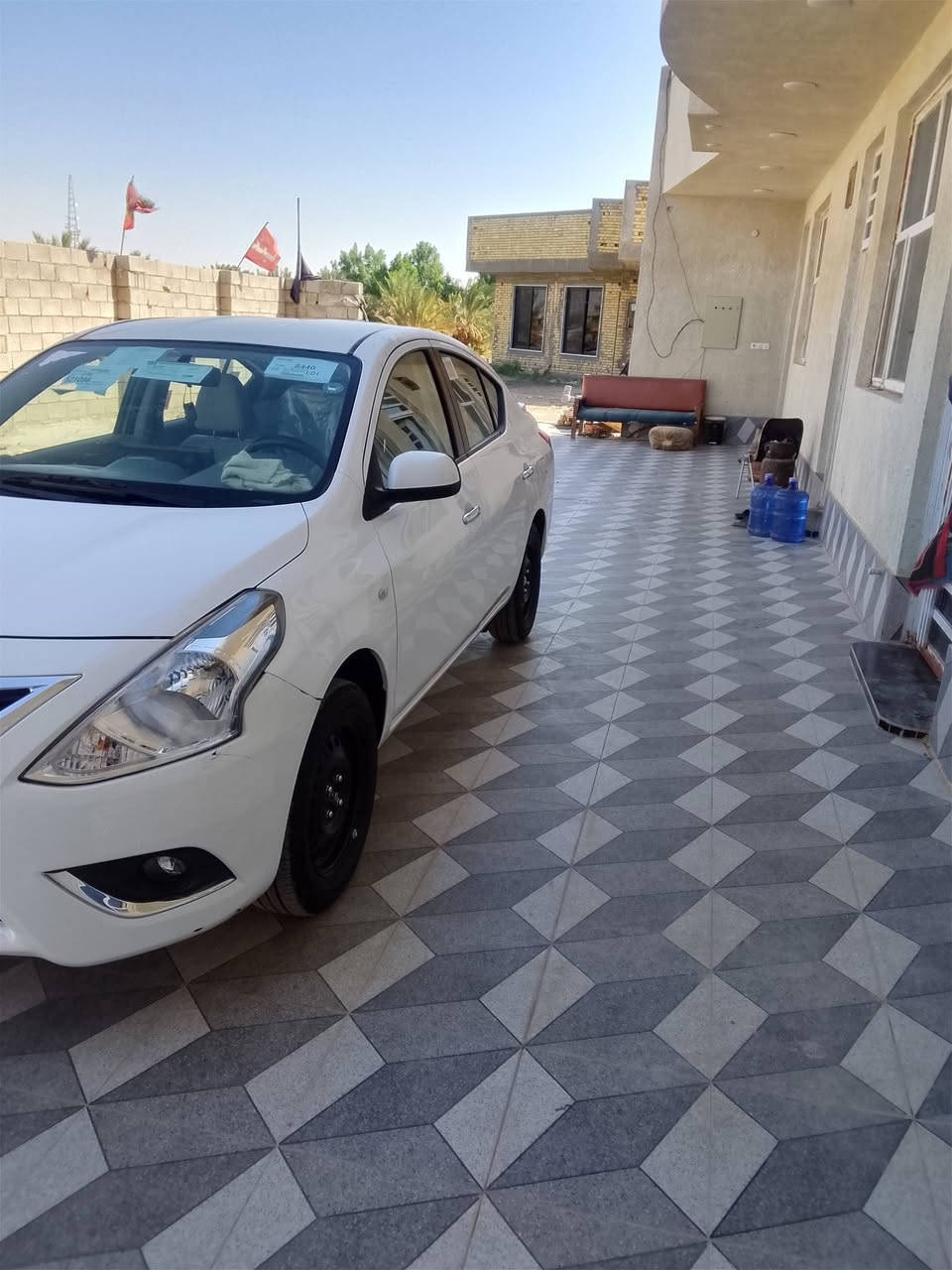 سلام عليكم للبيع سيارة نيسان صني هندي موديل 25 ماشي 4000 سياره زيرو كفاله عامه سياره جاهزه السعر 135 بيها مجال 
***********
***********
