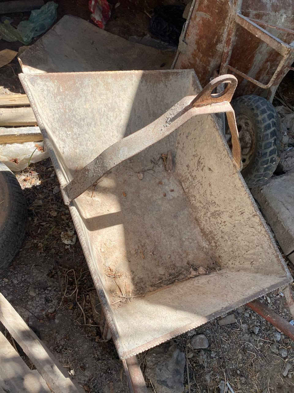 ونج للبيع شرط الشغل 
عرباين ٢ حداديات 
كيبل وياه ٣٠ متر 
موطور ما داخل تصليح 
الرقم /***********
