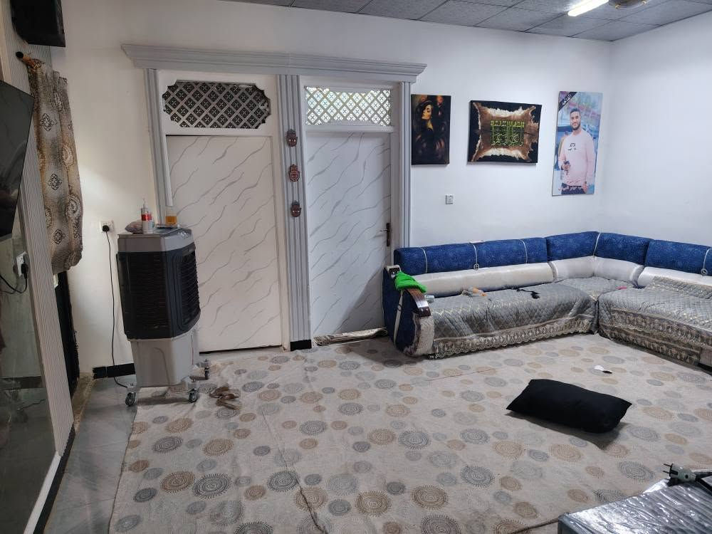 بيت للبيع

بيت ١٤٠ متر للبيع شارع كربلاء عامود ١٣٤ طريق ياعلي
يحتوي على غرفتين وصاله كبيره ومطبخ واستقبال كبير وساحه مال بيت كله بورسلين وديكورات وسقوف ثانويه
البيت جاهز متصرف عليه دينار السعر خاص او التواصل على الرقم *********** النجف, العراق
