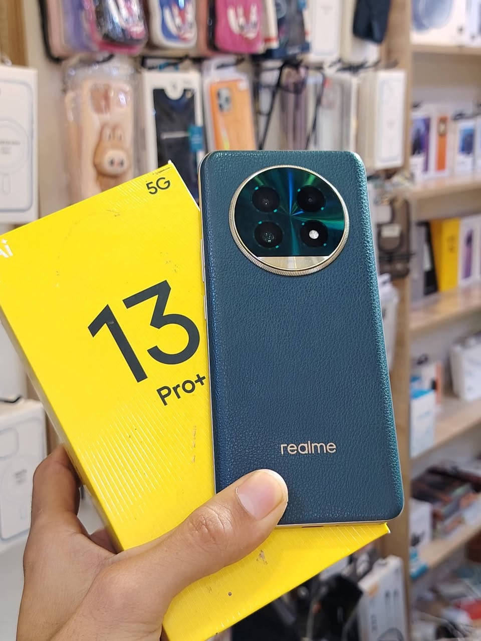 ريلمي 13 برو بلس 5G
ذاكرة 512 كيكا رام 12+12 يعني 24 كيكا
بطارية 5200 بقوة شحن 80 واط 
معالج سناب دراكون 7s gen2
كامرة 108 اماميه 32 فديو 4K 
تصوير زوم 120 لتصوير القمر والاماكن البعيده
صوت ستوريو دبل سماعه خارجيه 
شاشه امولد منحنيه 120 هيرتز معا بصمه بشاشه 
ضهر جلد وليس بلاستك 
كامرات رباعيه من سوني 50+50+32
مقاوم للماء والكسر 
شاحنته الاصلية 80 واط وكفر ولاصق شاشه وكارتون
السعر 400 بي مجال جدا جدا بسيط

