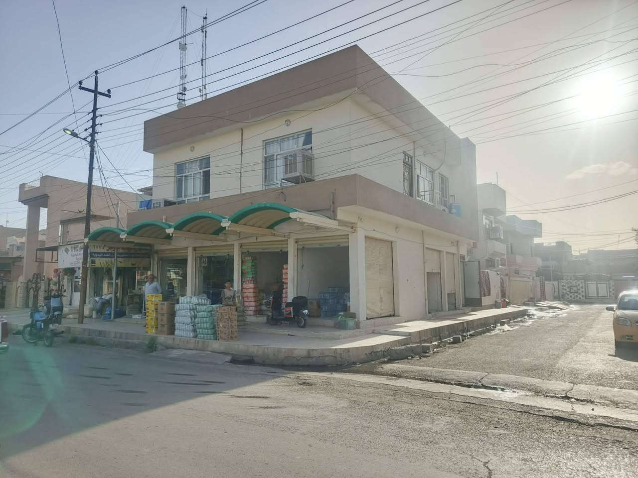 🏢 للبيع عمارة تجارية استثمارية مميزة – حي سومر
📍 الموقع: حي سومر – على الشارع العام، قرب مولدة العساف
📐 المساحة: 200 متر مربع – ركن
📜 الملكية: ملك صرف
💰 وارد العمارة الشهري: مليون ونصف دينار عراقي 💰
🔹 تتكون من: • 6 محلات تجارية
• شقتين سكنيتين
• دار سكني بمساحة 100 متر مربع يتكون من 2غرف نوم و استقبال و مطبخ 
⭐ موقع تجاري حيوي ومناسب للاستثمار
⭐ دخل شهري ثابت ومميز
⭐ عقار ركن وعلى الشارع العام
⭐ فرصة استثمارية ممتازة
💵 السعر: خاص 
📞 للتواصل والاستفسار: ***********
***********
المحامي علي الطائي
