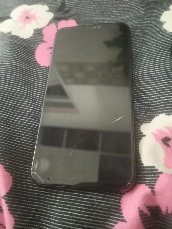 ايفون XS مو ماكس
ذاكره 64 
بطاريه 70 مال شركة 
الجهاز برغي مامفتوح بي 
كسر بالجامه لو بالشاشه ماعرف شاشه اصليه مامبدله 
120 وبي مجال 
واتساب ***********
مكاني موصل رشيديه
