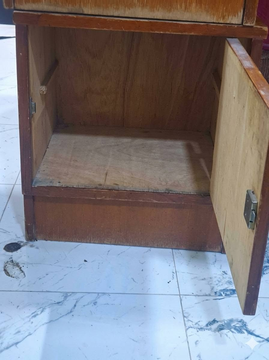 يوجد لدينا أثاث مستعمل نظيف جداََ سرير مع منادر اخشاب غرفة ميز مراية وميز جانبي عدد ٢ وميز أحذية جزامة نظيف التواصل على الرقم ***********
