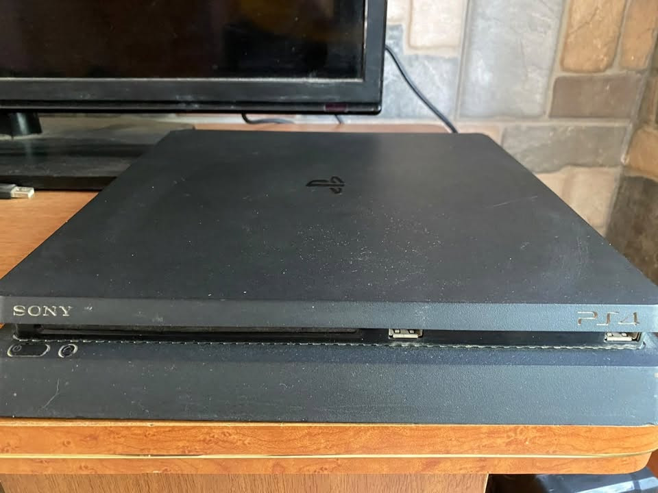 🔥 للبيع بگج PS4 Slim كامل وجاهز للعب 🔥
جهاز نضيف كلش وشغال 100% بدون اي عطل او تصليح
مواصفات البگج:
1. جهاز PS4 Slim
•  الذاكرة: ( 408GB )
•  الحالة: نضافة فول استخدام قليل
•  الملحقات: كاملة ( كيبل HDMI + كيبل بور + كيبل شحن اليدات )
•  اليدات: 2
 ○  يد أصلية
 
•  الأقراص: 2 أقراص
 ○  PES
 ○  FIFA
 ○  Battlefield 5
السعر: 220 ألف دينار
2. شاشة بلازما
•  النوع: Shinon
•  الحجم ممتاز للالعاب
•  السعر: 70 ألف دينار
3. UPS
•  مُعدل عليه بطارية خارجية (يطول أكثر من العادي بهواي)
•  السعر: 20 ألف دينار

سعر البگج الكامل (جهاز + شاشة + UPS + كل الملحقات) = 300. ستفسر تصال على رقم  ***********
