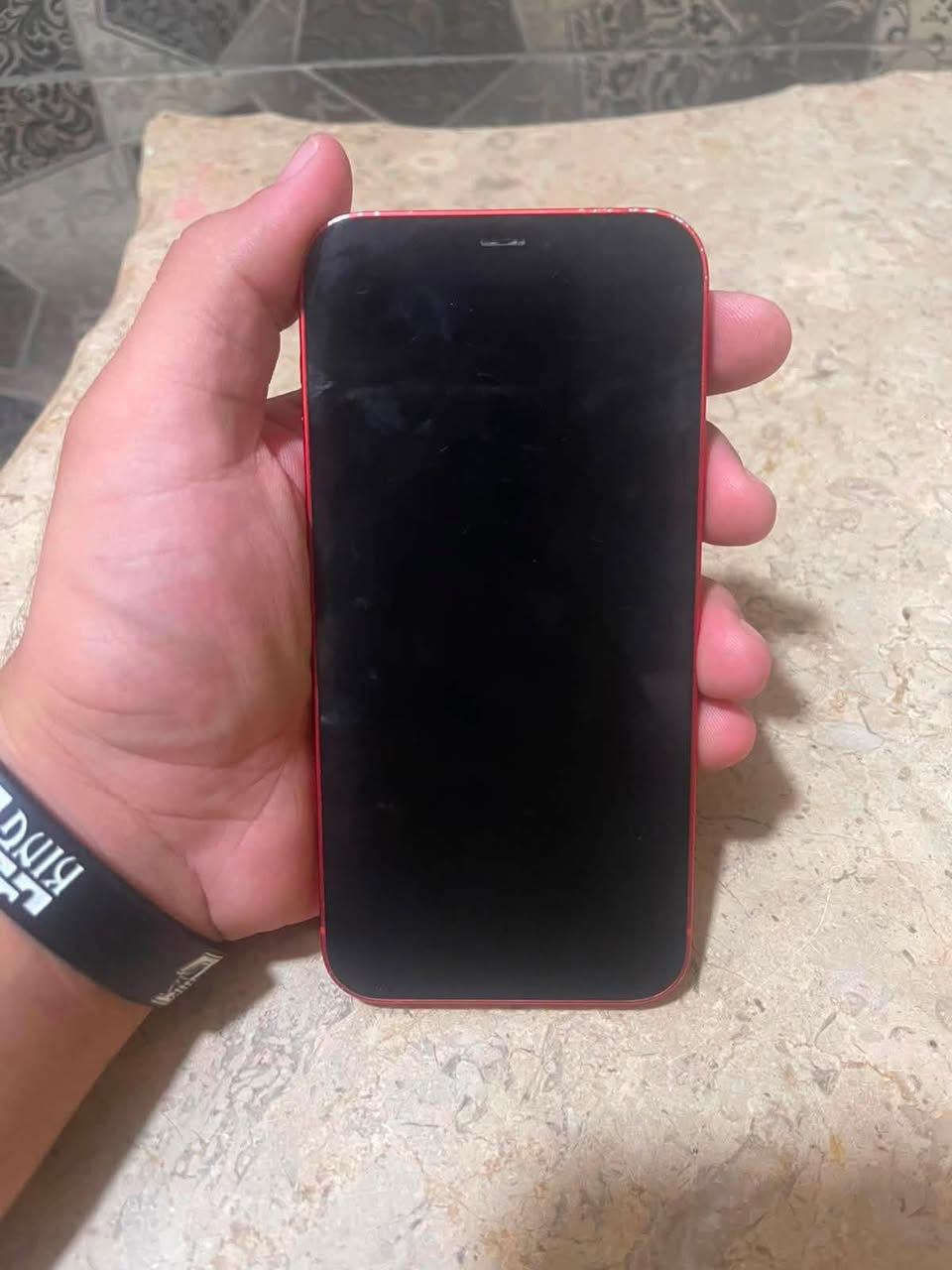 سلام عليكم آيفون 12عادي موبايل جديد ما بدل اي شي فقط سماعه فوك واكفه تفاصيل فون كله بل منشور ***********
